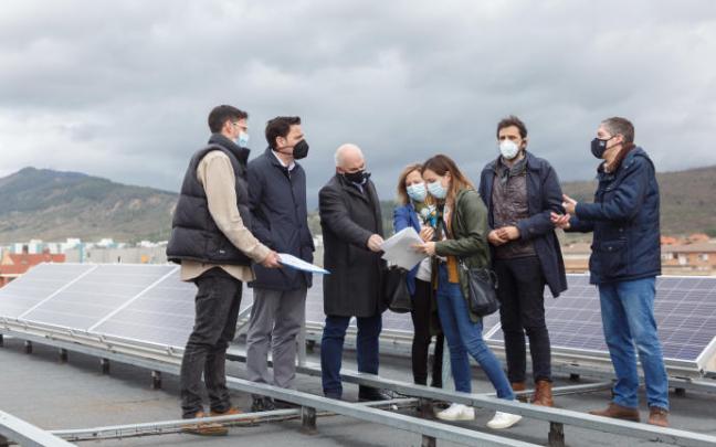 El vicepresidente Aierdi, junto al director gerente de Nasuvinsa, Alberto Bayona, y técnicos en la visita a la instalación fotovoltaica de las viviendas de Plaza Ezcabazábal de Burlada.