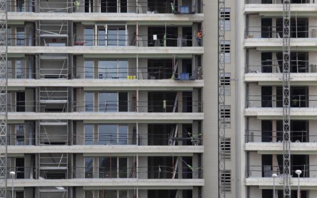 Un bloque de viviendas en construcción. Un bloque de viviendas en construcción.