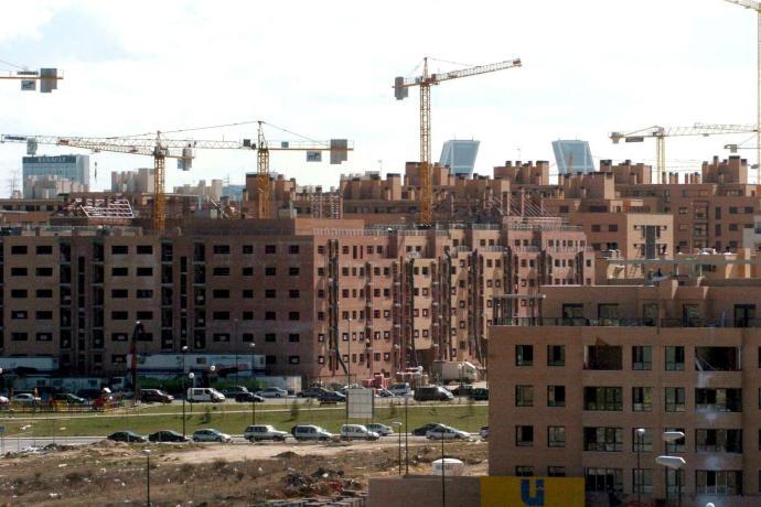 Varios bloques de vivienda en construcción.