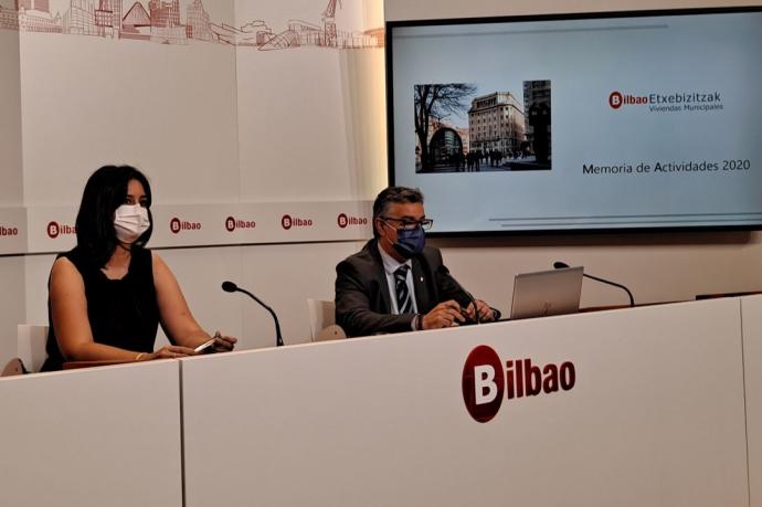 El concejal delegado del Área de Vivienda y presidente de Viviendas Municipales, Jon Bilbao, y la directora de la sociedad municipal, Eider Bilbao