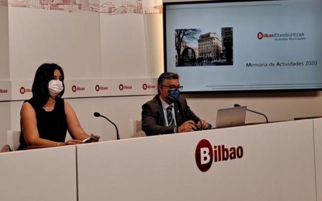 El concejal delegado del Área de Vivienda y presidente de Viviendas Municipales, Jon Bilbao, y la directora de la sociedad municipal, Eider Bilbao El concejal delegado del Área de Vivienda y presidente de Viviendas Municipales, Jon Bilbao, y la directora de la sociedad municipal, Eider Bilbao