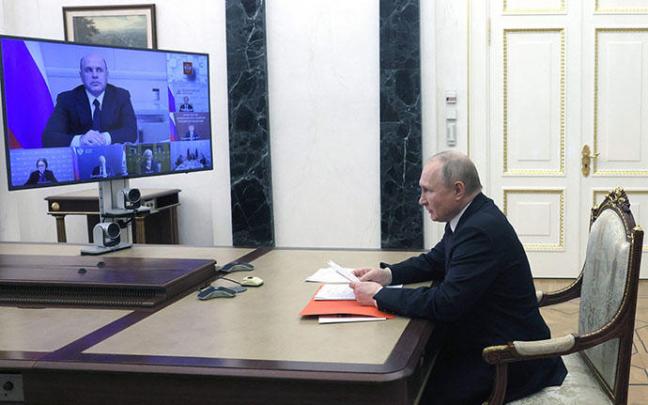 Putin durante un encuentro vía telemática desde el Kremlin.