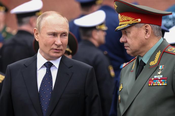 Vladimir Putin junto al ministro de Defensa ruso, Sergei Shoigu.