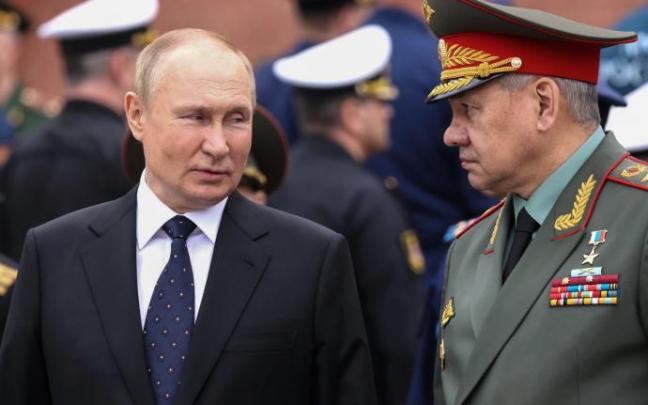 Vladimir Putin junto al ministro de Defensa ruso, Sergei Shoigu.