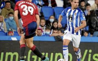 Naïs mira a quién pasar en presencia de Manu Sánchez.