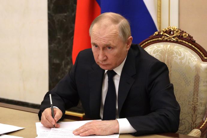 Putin firma un decreto que obliga a los países "inamistosos" a pagar en rublos.