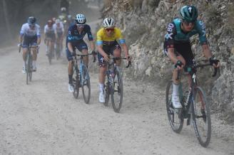 El ruso ataca a Evenepoel en el tramo de tierra de ayer.