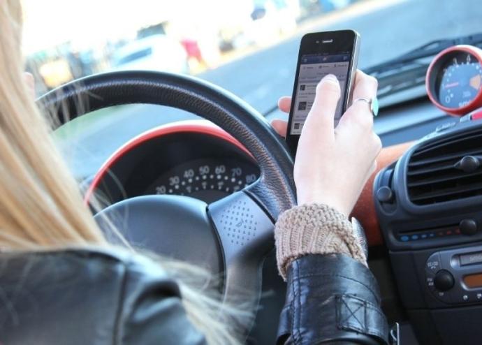 Utilizar el móvil al volante estará castigado con la retirada de seis puntos del carné de conducir.