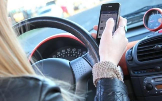 Utilizar el móvil al volante estará castigado con la retirada de seis puntos del carné de conducir. Utilizar el móvil al volante estará castigado con la retirada de seis puntos del carné de conducir.