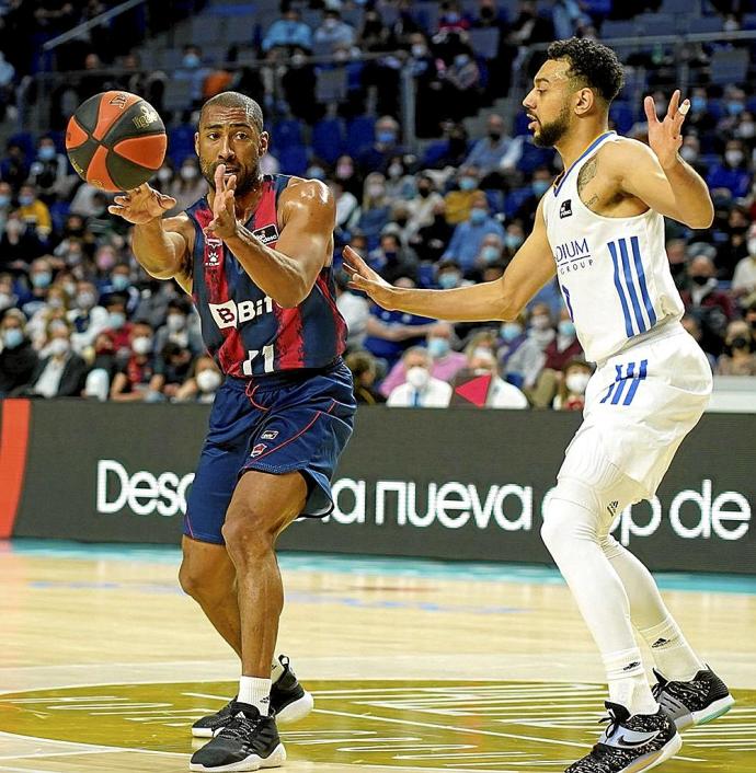 Granger, el jugador del Baskonia con más triples intentados, pasa el balón a una esquina durante el partido ante el Real Madrid. Foto: Efe