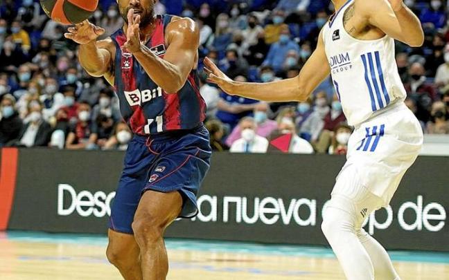 Granger, el jugador del Baskonia con más triples intentados, pasa el balón a una esquina durante el partido ante el Real Madrid. Foto: Efe