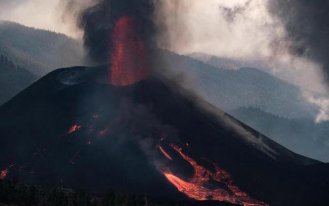 Momento en el que una nueva boca se ha abierto en la parte inferior del cono secundario del volcán de La Palma, de la que sale abundante lava Momento en el que una nueva boca se ha abierto en la parte inferior del cono secundario del volcán de La Palma, de la que sale abundante lava