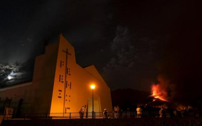 Vecinos de La Laguna observan como la lava se acerca al núcleo urbano Vecinos de La Laguna observan como la lava se acerca al núcleo urbano