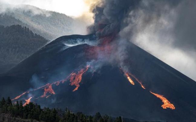 Momento en el que una nueva boca se ha abierto en la parte inferior del cono secundario del volcán de La Palma Momento en el que una nueva boca se ha abierto en la parte inferior del cono secundario del volcán de La Palma