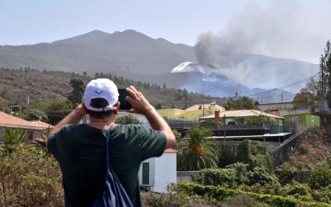 Un hombre observa el volcán de Cumbre Vieja.