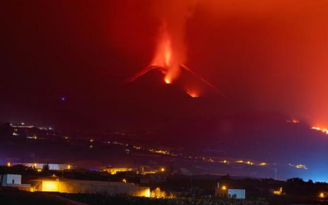 Vista general de la nube de ceniza sobre el volcán.