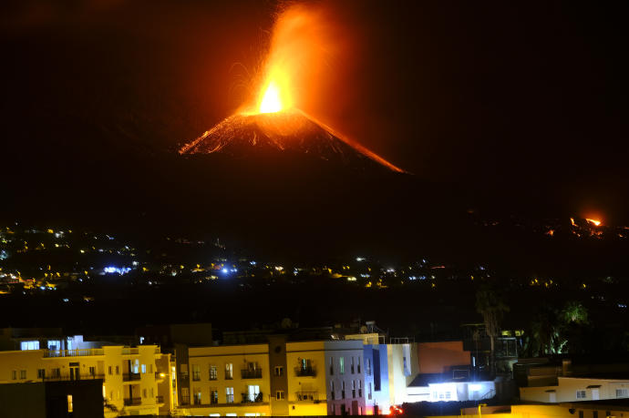 El volcán de Cumbre Vieja, esta pasada noche.