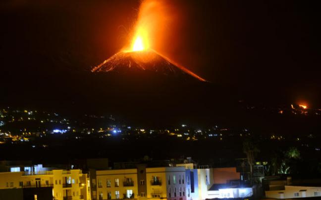 El volcán de Cumbre Vieja, esta pasada noche.