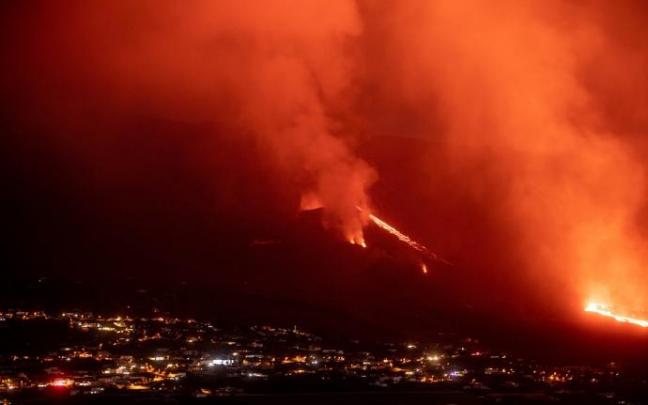 Erupción del volcán vista desde la Montaña Tenisca en Los Llanos de Aridane. Erupción del volcán vista desde la Montaña Tenisca en Los Llanos de Aridane.