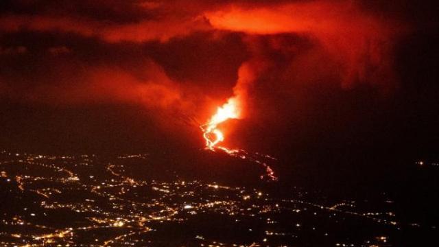 El volcán de Cumbre Vieja aumenta su actividad en los focos secundarios. El volcán de Cumbre Vieja aumenta su actividad en los focos secundarios.