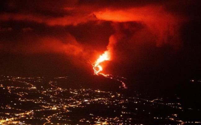 El volcán de Cumbre Vieja aumenta su actividad en los focos secundarios. El volcán de Cumbre Vieja aumenta su actividad en los focos secundarios.