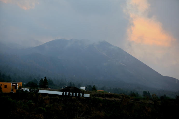 Imagen del volcán Cumbre Vieja expulsando gases tomada el 23 de diciembre