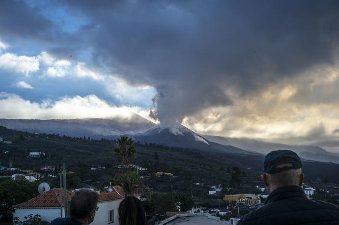 Un grupo de personas observa la erupción del volcán Cumbre Vieja