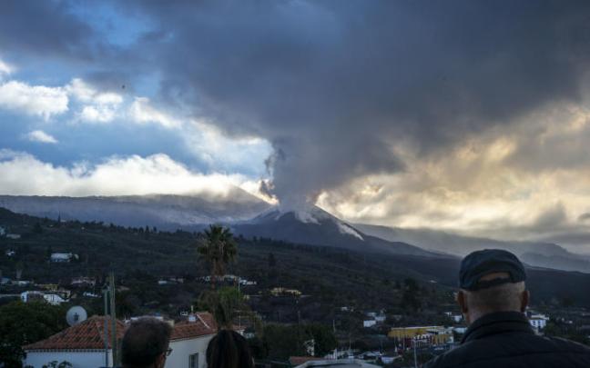 Un grupo de personas observa la erupción del volcán Cumbre Vieja Un grupo de personas observa la erupción del volcán Cumbre Vieja