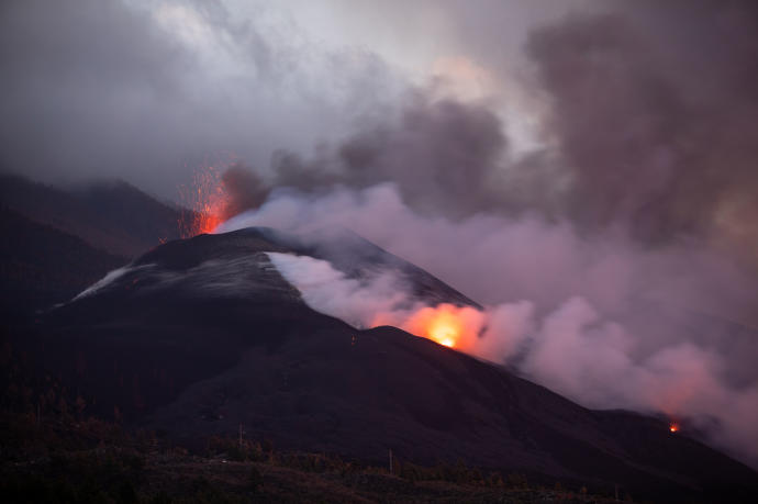 Nube de ceniza y lava saliendo del volcán Cumbre Vieja