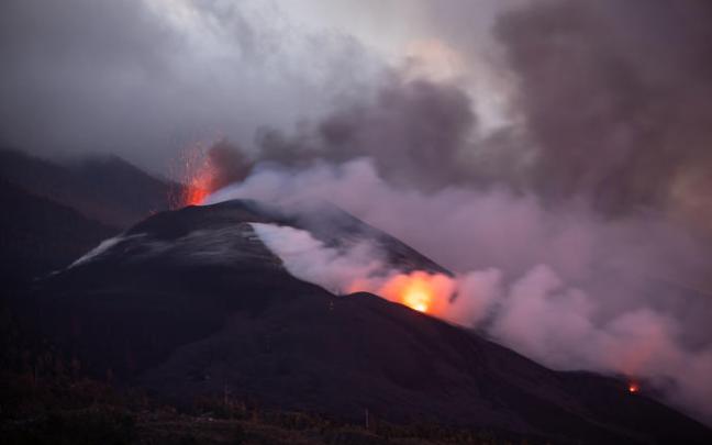 Nube de ceniza y lava saliendo del volcán Cumbre Vieja Nube de ceniza y lava saliendo del volcán Cumbre Vieja