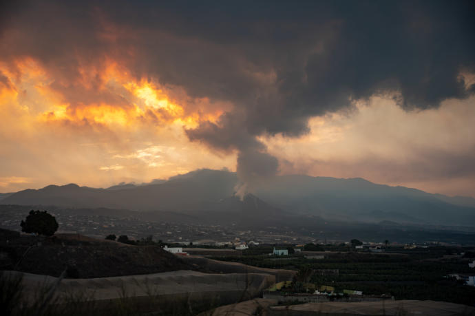 La nube de ceniza y lava vista desde la montaña de Triana, en los Llanos de Aridane