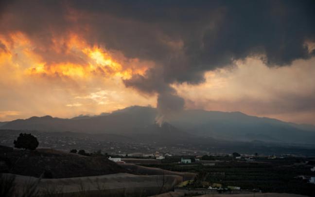 La nube de ceniza y lava vista desde la montaña de Triana, en los Llanos de Aridane La nube de ceniza y lava vista desde la montaña de Triana, en los Llanos de Aridane