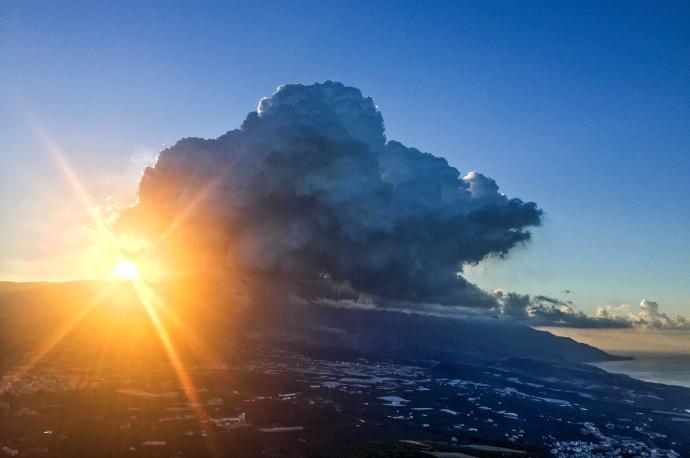 Columna de gases emergiendo del volcán de La Palma