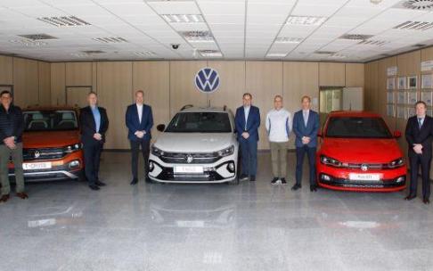 De izquierda a derecha, Jose Arreche Artajo (director de Ingeniería de Planificación), Kai Feuerherdt (director de Recursos Humanos), Holger Schulz (director de Finanzas), Markus Haupt (presidente de Volkswagen Navarra), Alfonso Eslava Recalde (director d