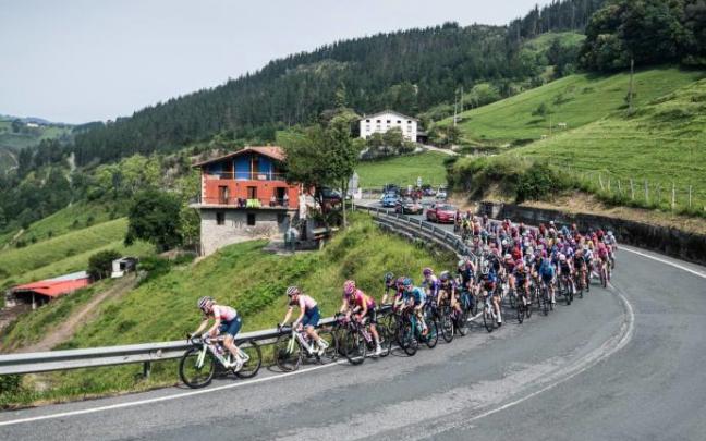 El pelotón de la Itzulia Women, durante la etapa. El pelotón de la Itzulia Women, durante la etapa.
