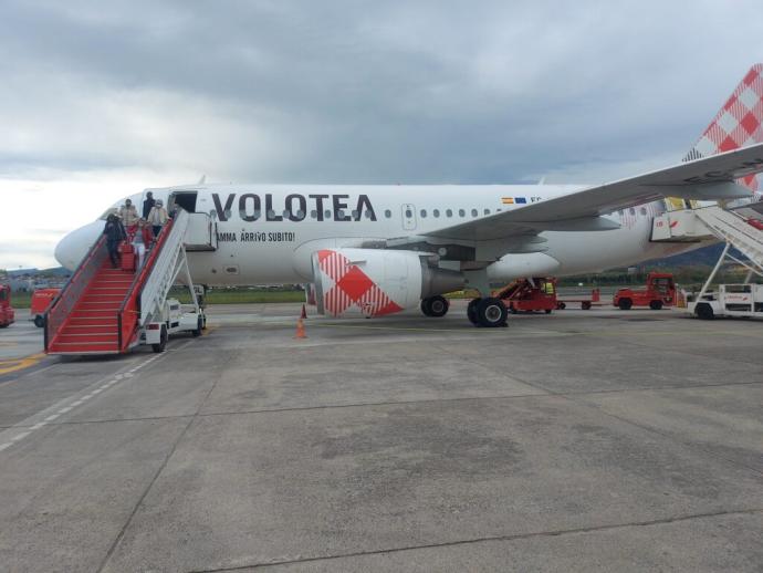 Un avión de la compañía Volotea en Hondarribia