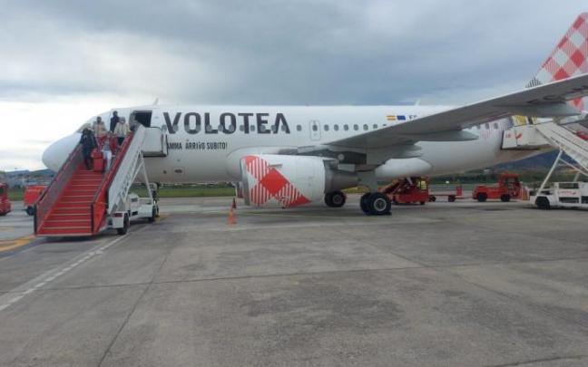 Un avión de la compañía Volotea en Hondarribia Un avión de la compañía Volotea en Hondarribia