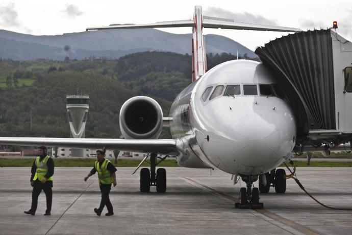 Una avión de Volotea a la espera de coger pasajeros en el aeropuerto de Bilbao