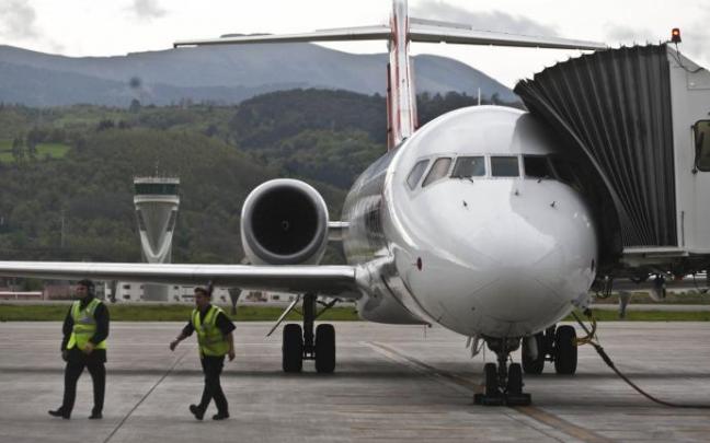 Una avión de Volotea a la espera de coger pasajeros en el aeropuerto de Bilbao