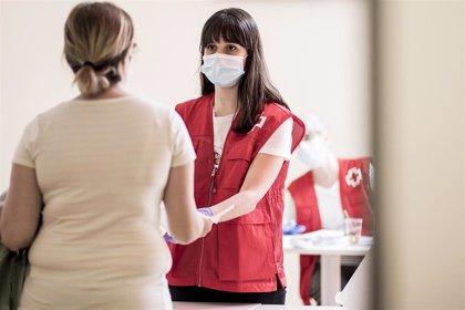 Una voluntaria de Cruz Roja prestando atención a una mujer