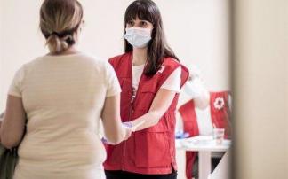 Una voluntaria de Cruz Roja prestando atención a una mujer Una voluntaria de Cruz Roja prestando atención a una mujer