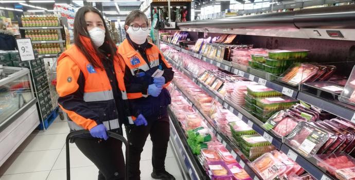 Voluntarias de Protección Civil surtiendo las despensas de los confinados por la pandemia.