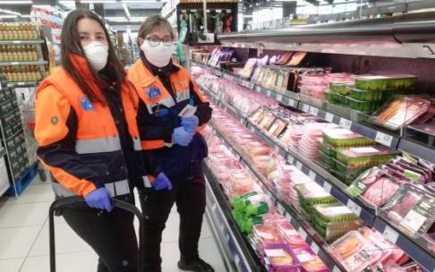 Voluntarias de Protección Civil surtiendo las despensas de los confinados por la pandemia. Voluntarias de Protección Civil surtiendo las despensas de los confinados por la pandemia.