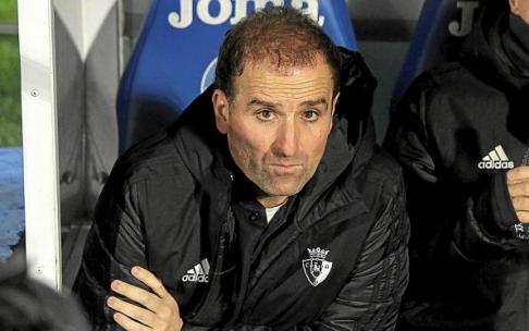 Jagoba Arrasate, serio, siguiendo el partido desde el banquillo del Coliseum Alfonso Pérez. Foto: Europa Press