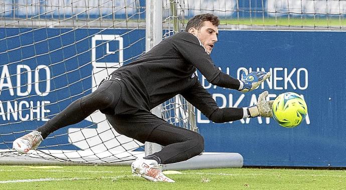 Sergio Herrera, que regresa a la titularidad, detiene el balón en el entrenamiento matinal en Tajonar. Foto: CA Osasuna