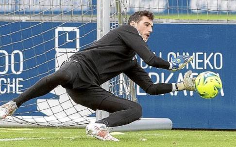 Sergio Herrera, que regresa a la titularidad, detiene el balón en el entrenamiento matinal en Tajonar. Foto: CA Osasuna