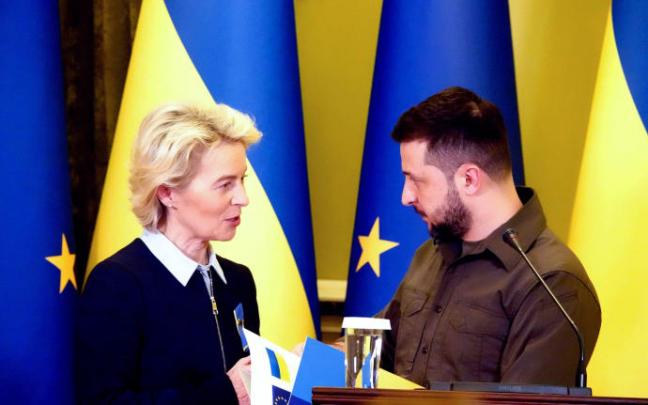 Von der Leyen visitó por primera vez Kiev el pasado 8 de abril junto a Josep Borrell. Von der Leyen visitó por primera vez Kiev el pasado 8 de abril junto a Josep Borrell.
