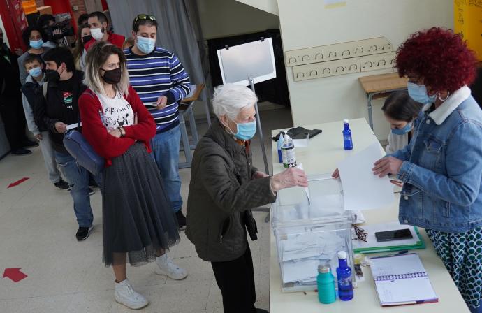 El colegio Unkina acogió las cuatro mesas donde los vecinos empadronados en Usansolo tuvieron la oportunidad de expresar su opinión.