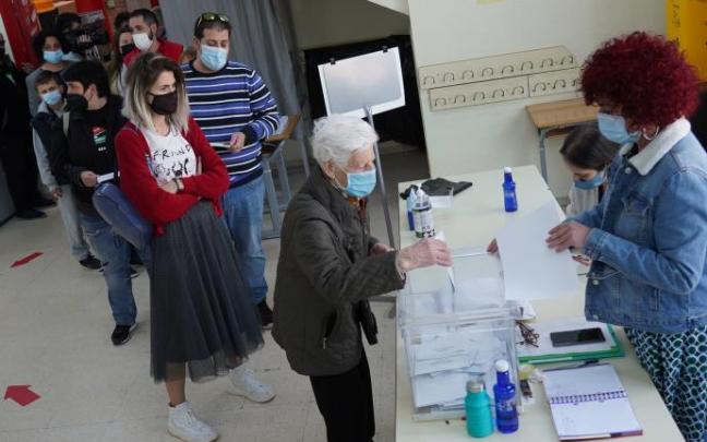 Vecinos de Usansolo en la jornada de la consulta ciudadana