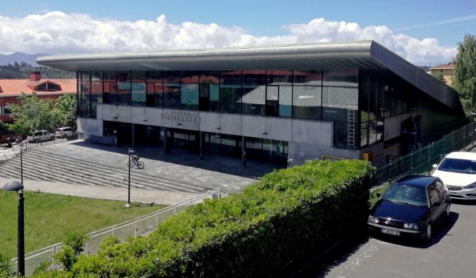 Edificio de las piscinas municipales de Sopela.